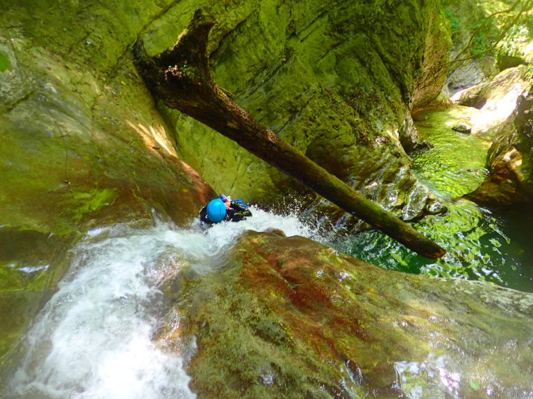 Grand toboggan dans le canyon des ecouges Vercors outdoor canyoning