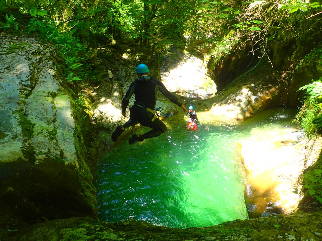 Saut dans une vasque canyon des ecouges Vercors outdoor canyoning